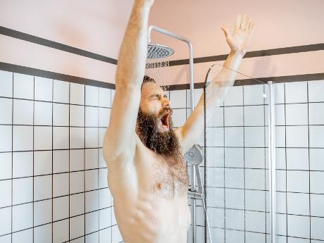 10 motive excelente pentru a face un duș rece