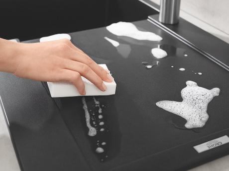 Vezi cum să cureți o chiuvetă de granit în bucătărie